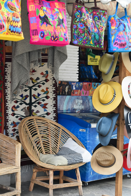 Shop løs i de lokale butikker, husk at have stor nok kuffert til souvenirs